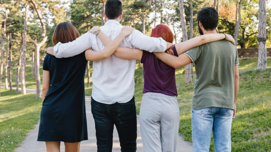 Grupo de personas abrazadas