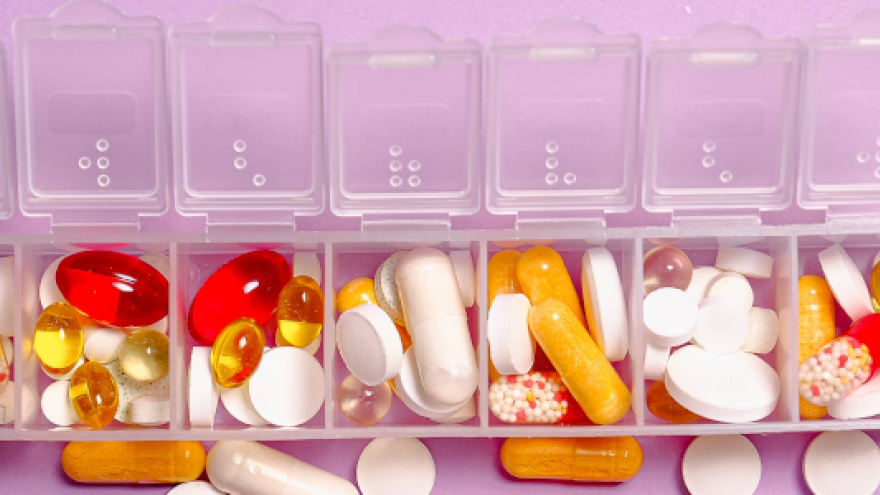 Imagen de un pastillero con medicamentos