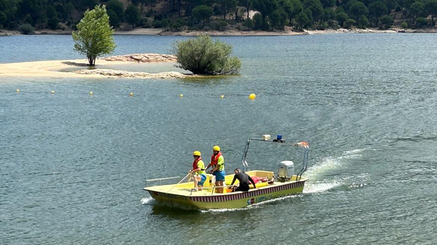 Técnicos de Emergencias Sanitarias del SUMMA 112 en una de las embracaciones del dispositivoi