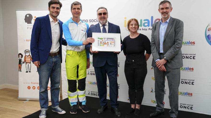 Imagen de grupo tras la presentación del Cupón Conmemorativo por el Día Mundial del Ictus