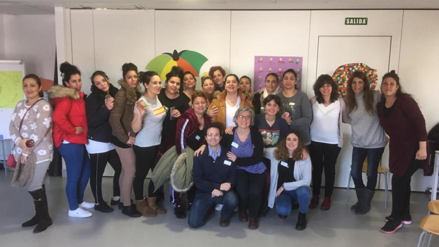 Foto de grupo de mujeres gitanas y profesionales del Centro de Salud Orcasitas