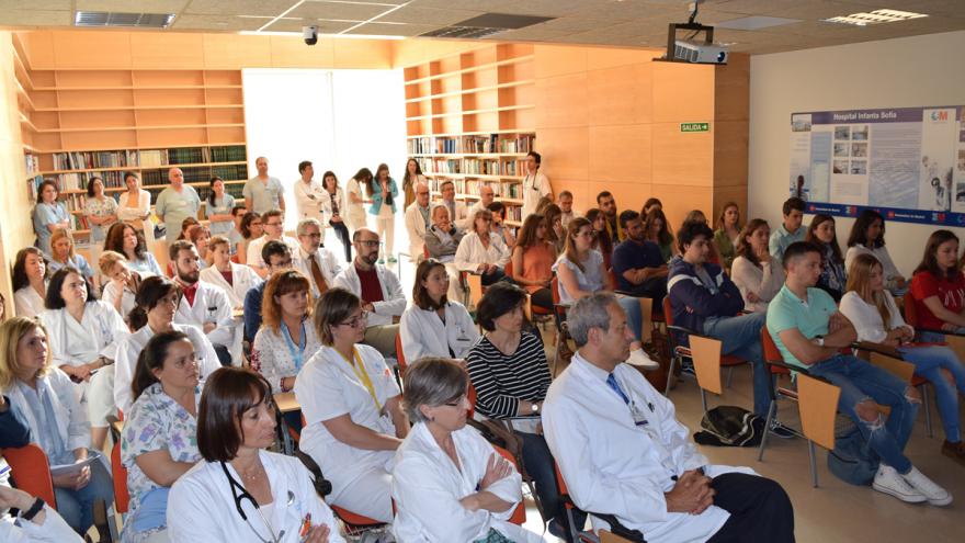 Público asistente en el salón de actos del Hospital Infanta Sofía al acto de recepción de los nuevos residentes MIR y EIR