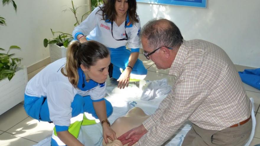 Sanitarios del SUMMA practican y enseñan reanimación con un maniquí