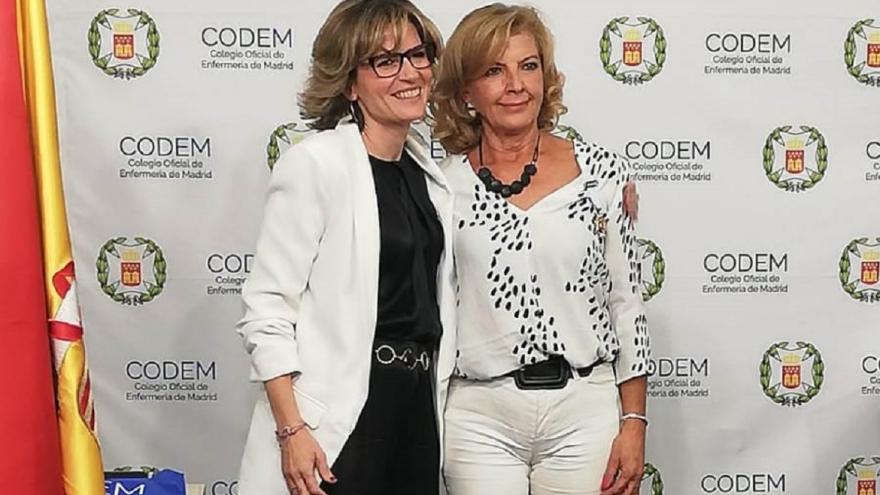 Elena Viñas del CODEM y María Jesús Calvo tras la imposiciónd de la Cruz