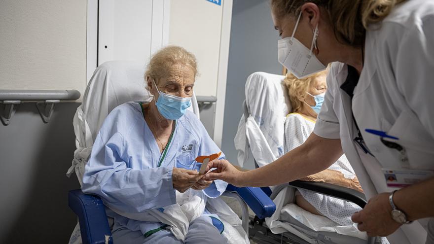 paciente y enfermera del hospital gregorio marañón