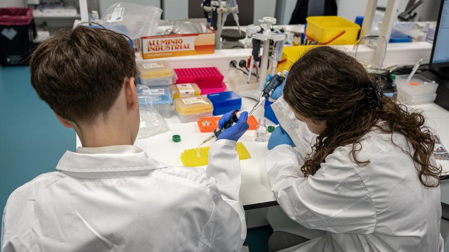 Los alumnos aprenden a manejar muestras