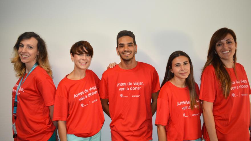 Profesionales del hospital con el lema del maratón en sus camisetas
