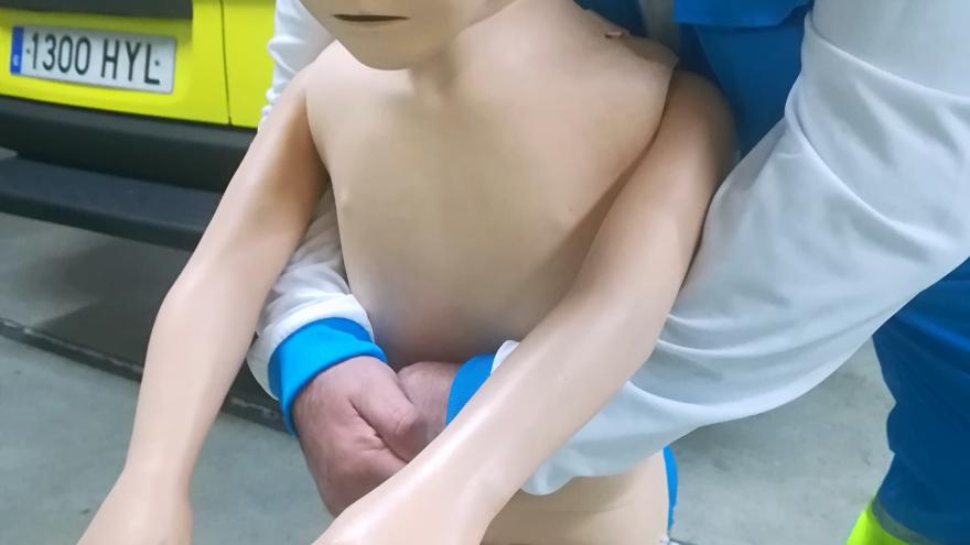Imagen de la maniobra de Heimlich sobre un niño