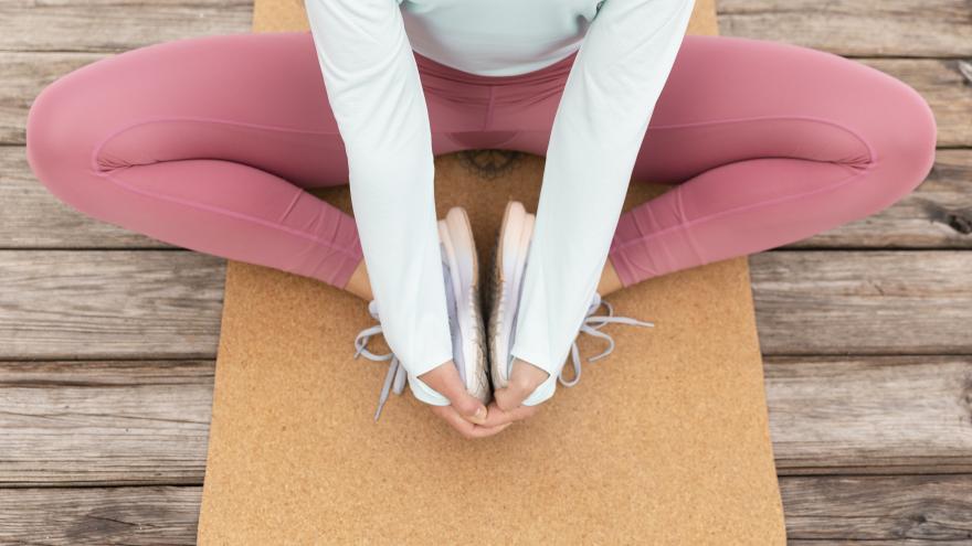 Mujer haciendo ejercicio físico en una esterilla en el suelo