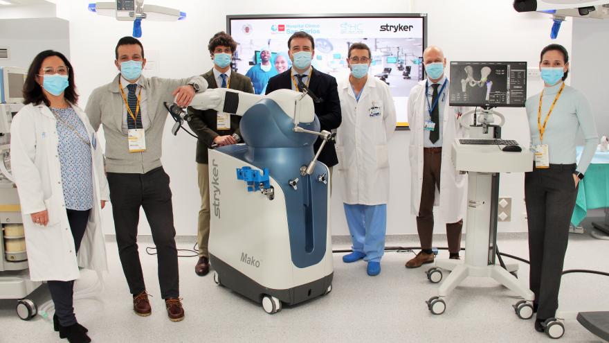 El Clínico San Carlos forma a residentes en cirugía robótica para rodilla y cadera