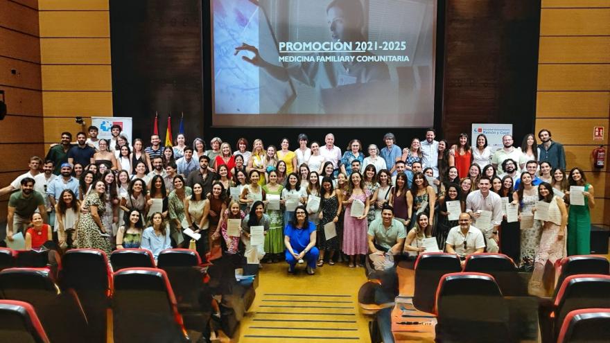 Foto de familia de residentes de cuarto año y docentes