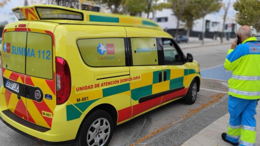 Imagen de una UAD de SUMMA 112 con un Técnico en Emergencias Sanitarias 