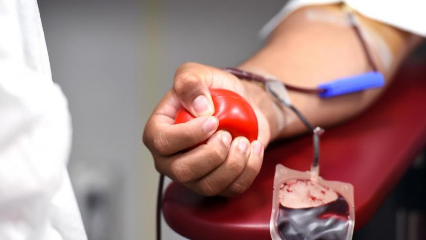 Imagen de una persona donando sangre