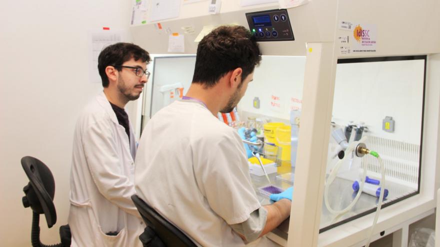 El coordinador, Jorge Bartolomé, en el laboratorio de la unidad de terapias experimentales