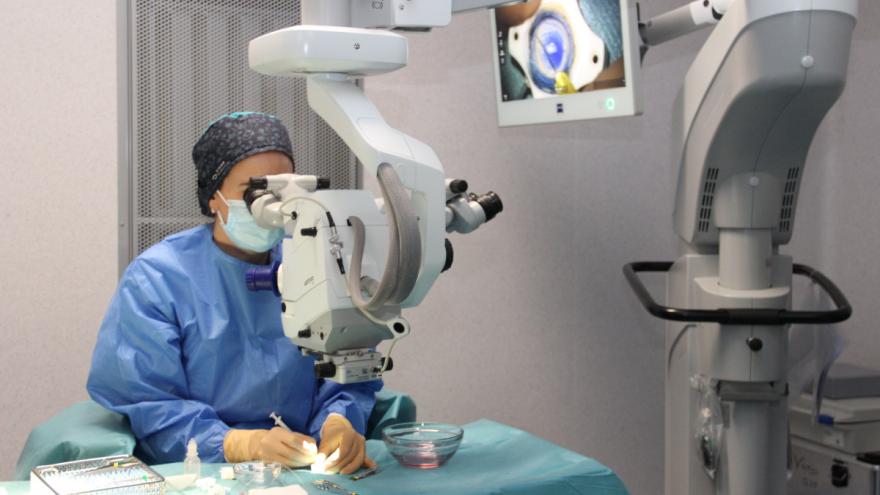 La oftalmóloga del hospital público Clínico San Carlos, Mayte Ariño, especialista en ECO-CAIRS