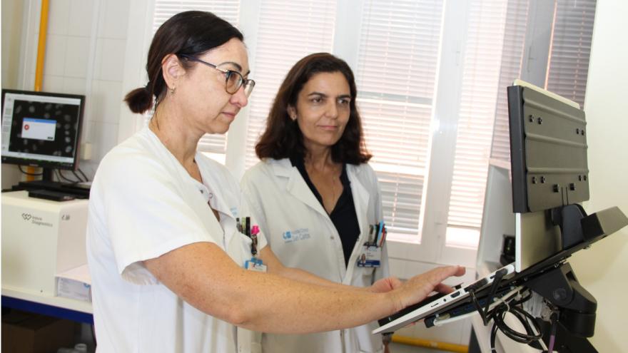 La jefa del Servicio de Inmunología del Clínico San Carlos, Silvia Sánchez Ramón, junto a otra profesional en el laboratorio