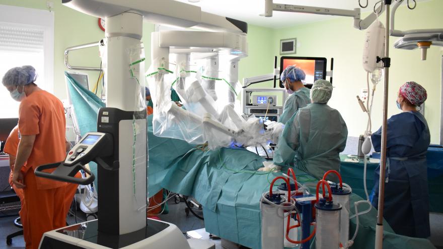Momento de la intervención de cirugía torácica con el robot Da Vinci