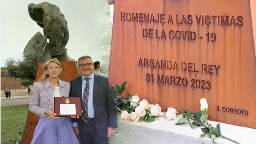 La Gerente del Hospital y el Alcalde, con la placa, así como la escultura "Despedida ausente"