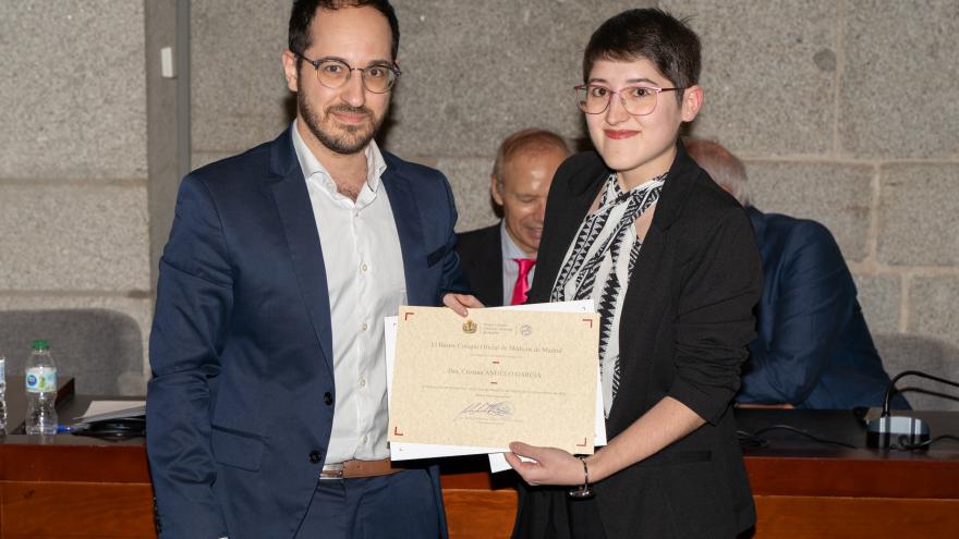 la médico premiada recoge su diploma en el colegio de médicos de Madrid