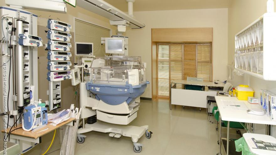 Aparataje y cuna en una habitación de Neonatología 
