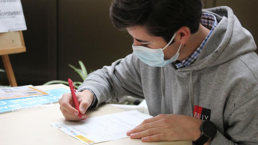 Estudiante rellenando cuestionario para registrarse como donante de médula