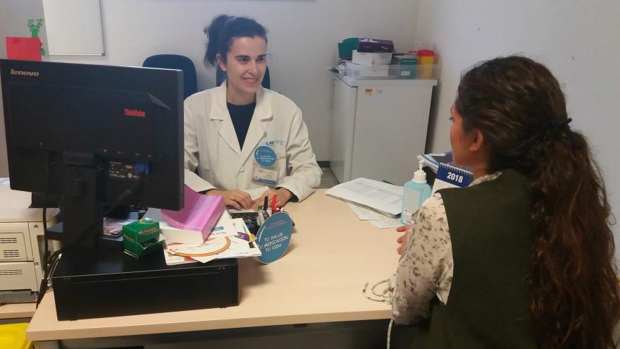 Doctora atiende en consulta