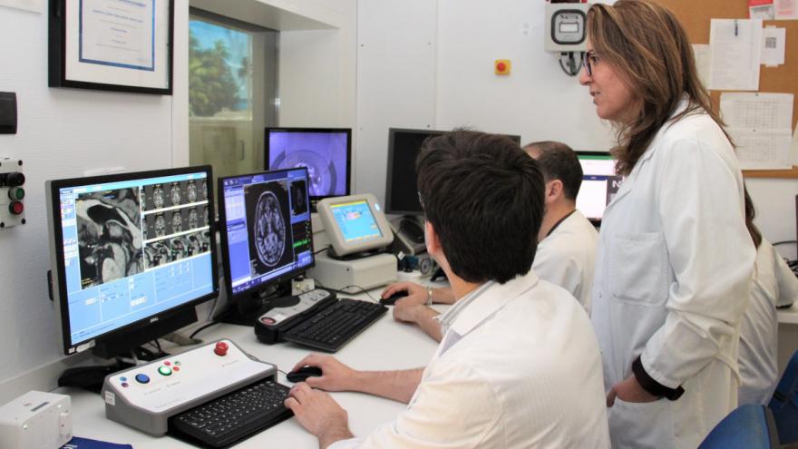 Un equipo multidisciplinar de especialistas del Hospital Clínico San Carlos supervisa el procedimiento Un equipo multidisciplinar de especialistas del Clínico San Carlos supervisa el procedimiento