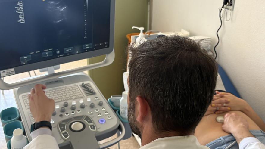 Médico haciendo una ecografía en la barriga a una paciente