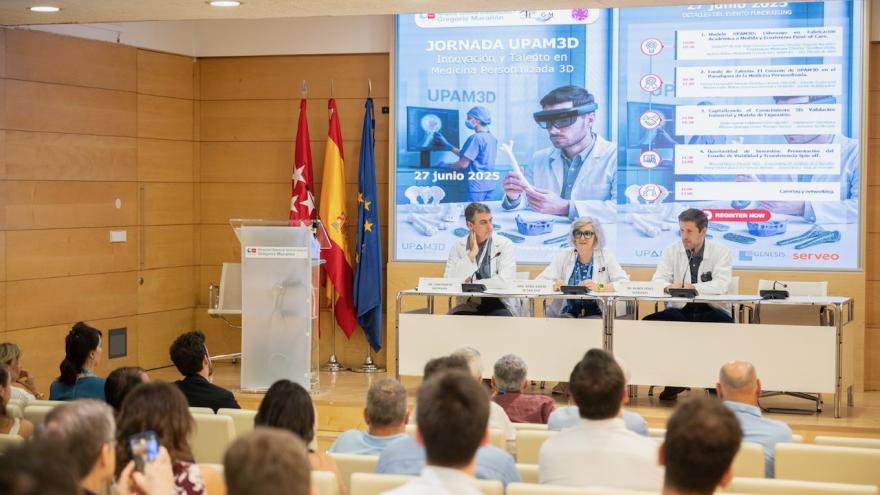 Tres profesionales sanitarios en un escenario presentando unas jornadas 