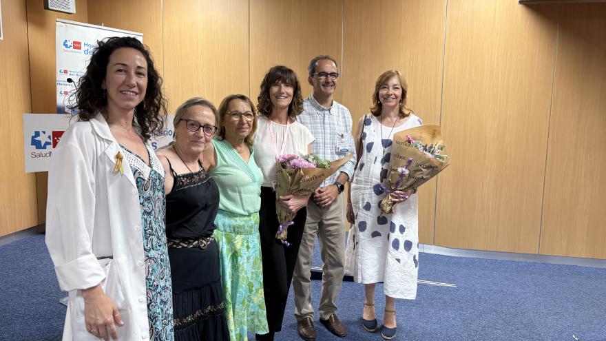 Directora General de Humanización junto a miembros de la AECC