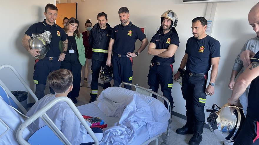Los Bomberos de la CAM visitan el HU Infanta Cristina