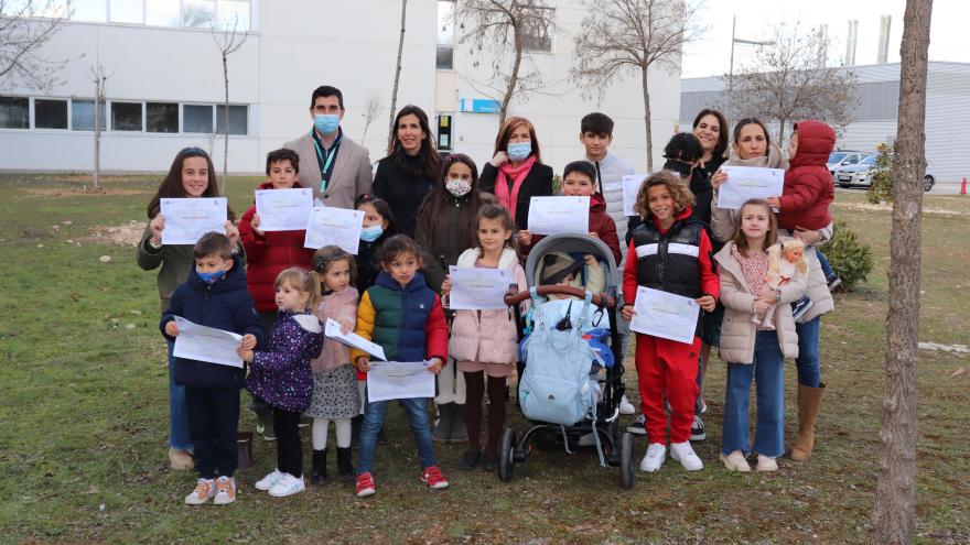Los 15 niños que plantaron los árboles en homenaje a los 15 años del Hospital Universitario del Tajo