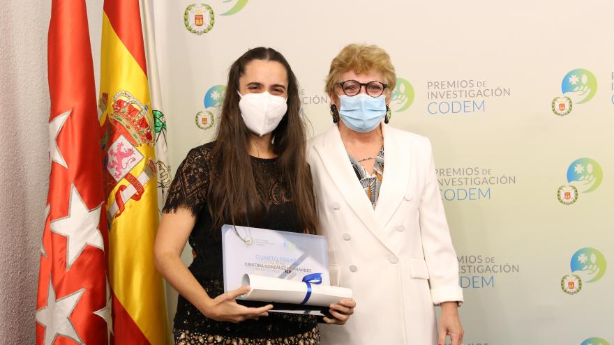 La matrona Cristina González Hernández con el Premio junto a Sara Gasco, secretaria del CODEM