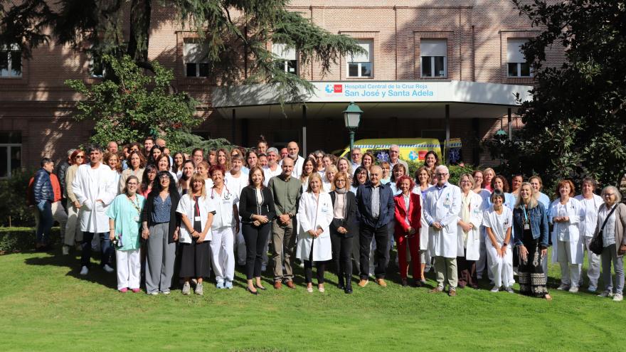 Foto de familia de Darío Fernández junto a la Unidad de Cuidados Paliativos del hospital