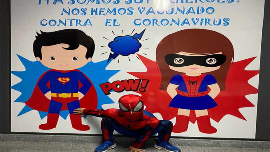 Los superhéroes se vacunan contra el covid Niño disfrazado de Spiderman posa frente a photocall de superhéroes