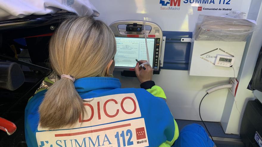 Una médico del SUMMA 112 completa el informe clínico en una Tablet-PC en el interior de una UVI móvil