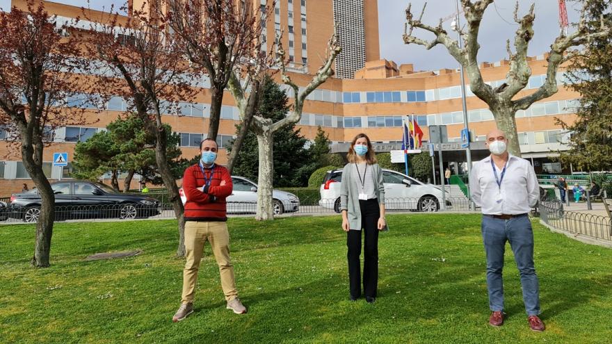 Posado de los responsables de la investigación en el exterior del Hospital 12 de Octubre