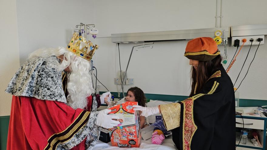 Una niña recibe la visita de los Reyes Magos en el Hospital 12 de Octubre