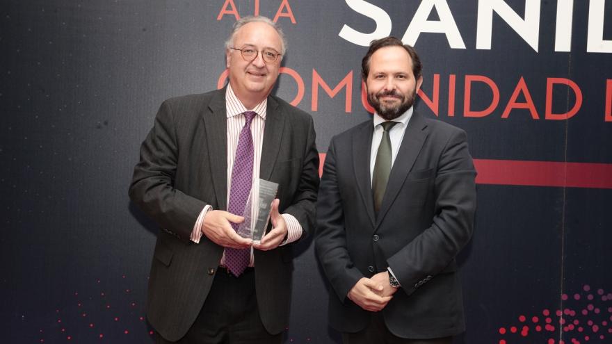 Rodríguez Mañas recibe el premio de manos del viceconsejero de Humanización de la Asistencia 