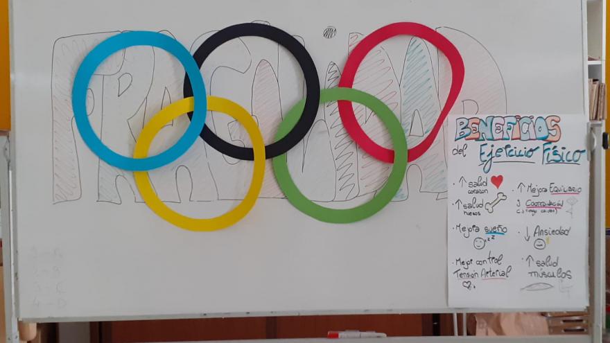 Mural con los aros olímpicos en la residencia