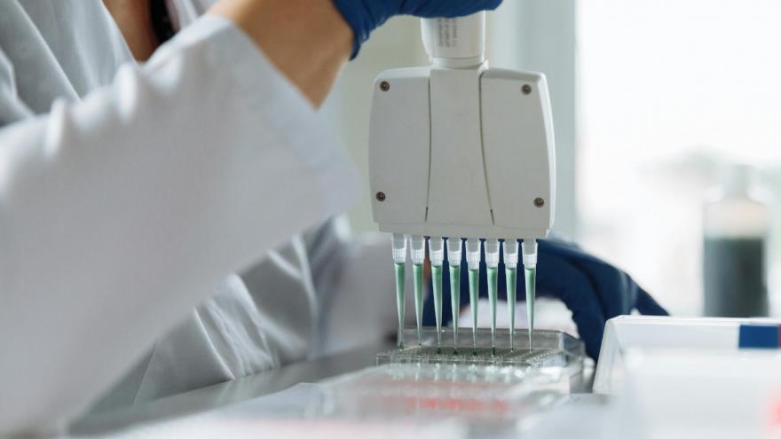 Imagen de una persona trabajando en un laboratorio