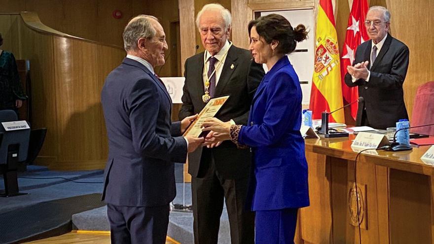 La Presidenta Isabel Diaz Ayuso entrega el premio a Braulio de la Calle