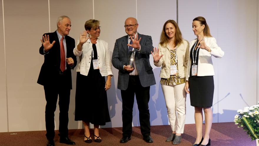 El médico premiado posa con el trofeo