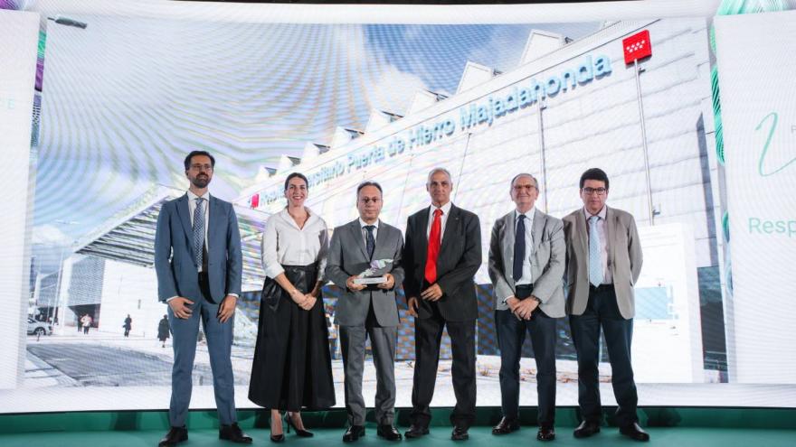 Equipo de profesionales del Hospital Puerta de Hierro recogen el Premio latido