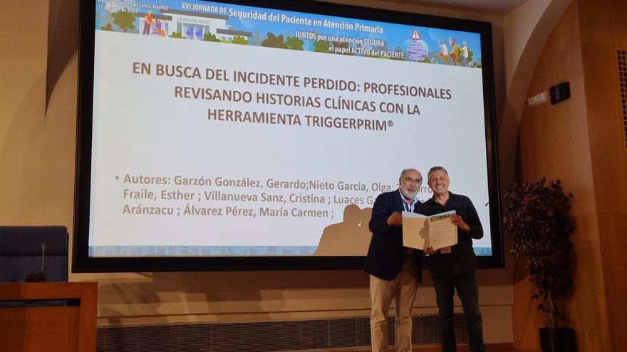 Gerardo Garzón recibe el premio de manos de Alberto Pardo