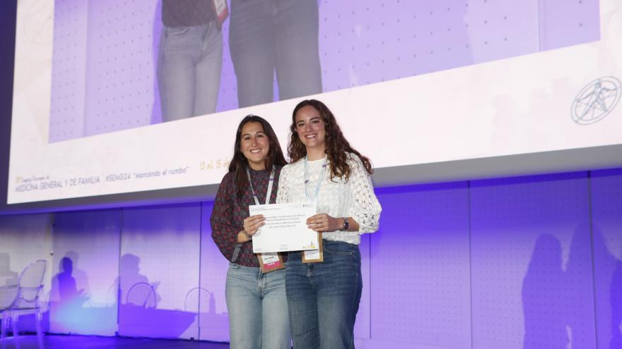 La residente del Centro de Salud de Arganda recoge su diploma en el Congreso de SEMG