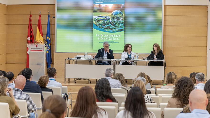 Presentación de la Guía de Descarbonización de Centros Sanitarios en el Hospital Gregorio Marañón profesionales sanitarios