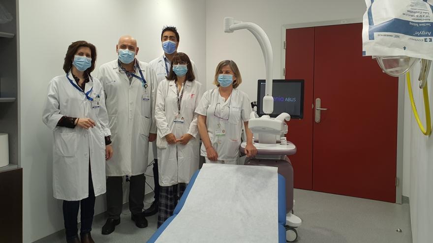 Equipo de profesionales de Radiodiagnóstico delante del ecógrafo 3D