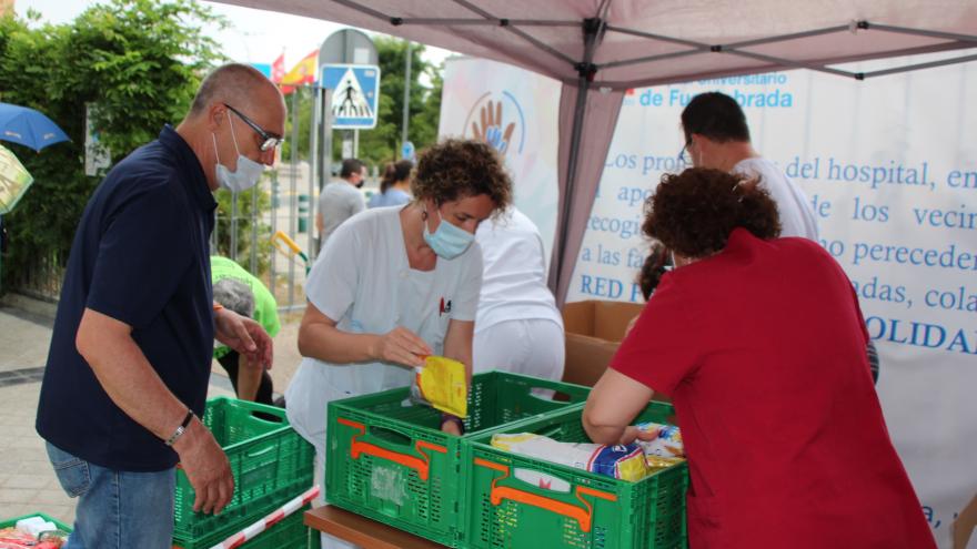 Profesionales del Hospital Universitario de Fuenlabrada llevan a cabo una campaña de recogida de alimentos