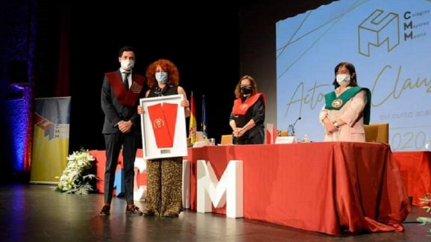 Beca de Honor al Centro de Salud Mª Auxiliadora por la labor durante la pandemia por la Asociación de Colegios Mayores La directora del Centro de Salud Mª Auxiliadora, Dolores Cárdenas, recoge la Beca de Honor